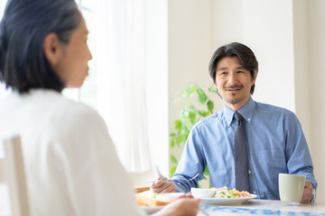 朝食を食べる夫婦