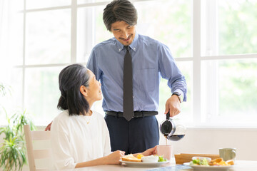 コーヒーを注ぐ男性