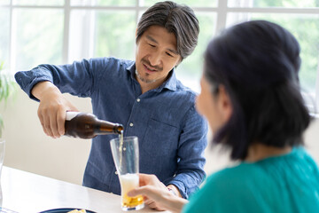 ビールを注ぐ男性