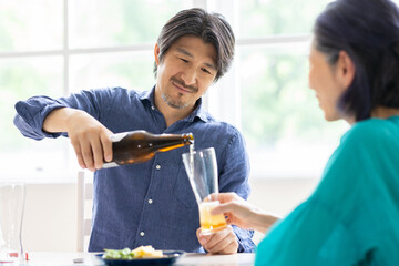 ビールを注ぐ男性