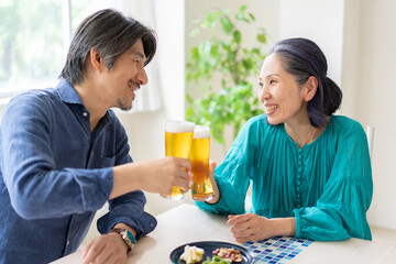 乾杯する男女