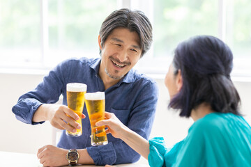 乾杯する男女