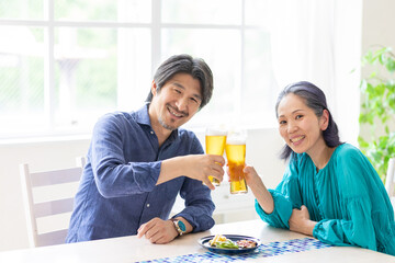 乾杯する男女