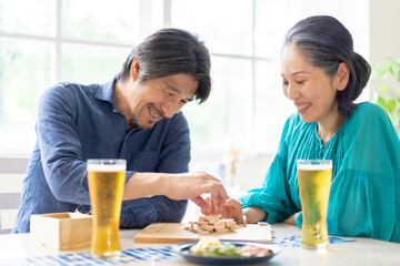 ビールを飲みながら将棋崩しをする男女