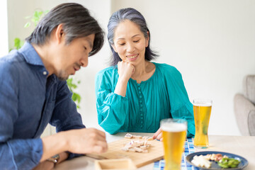 ビールを飲みながら将棋崩しをする男女
