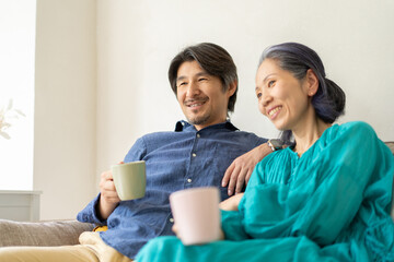 ソファでくつろぐ男女