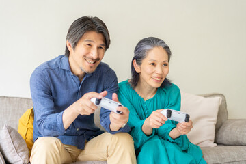 ゲームをする男女