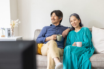 ソファでくつろぐ男女