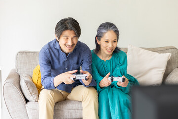 ゲームをする男女
