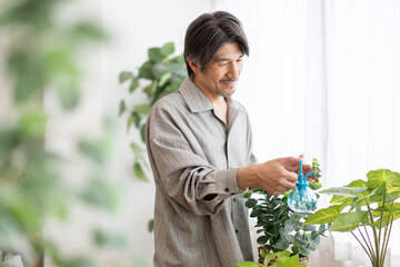 植物の世話をする男性