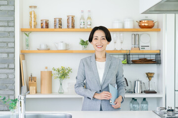 キッチンで営業するミドルのビジネスウーマン