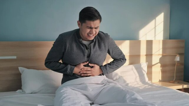 腰痛に苦しむ男性の悩み、疲労と腰の痛み、腰痛に苦しむ男性