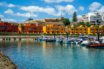 Portimao, nowoczesna marina, port jachtowy w Portugali