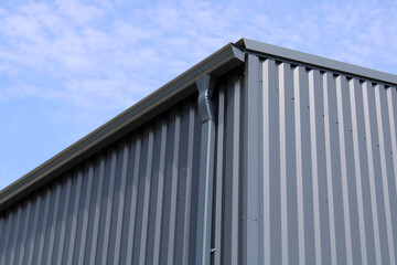 Gouttière rectangulaire aluminium gris anthracite sur la façade