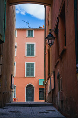 Kamienice w mieście portowym Saint-Tropez we Francji. Ulice na starym mieście.