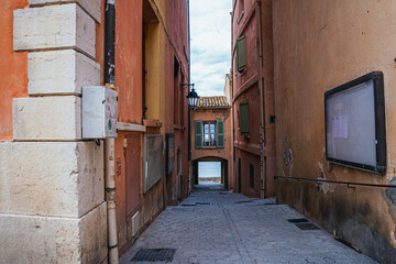 Kamienice w mieście portowym Saint-Tropez we Francji. Ulice na starym mieście.