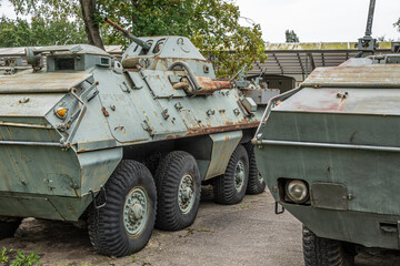 alte ausgemusterte Radfahrzeuge des Militärs