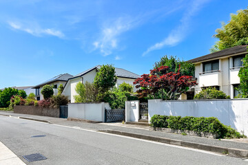 青空が気持ちいい日に眺める住宅街