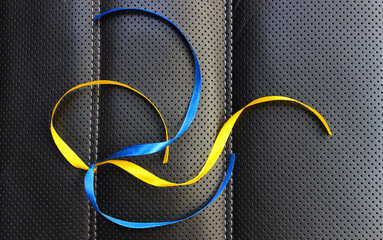 A pattern of interconnected blue and yellow ornamental ribbons
