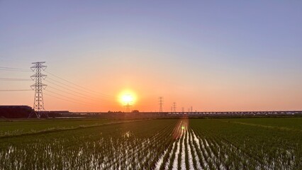 鉄塔と夕日の壁紙16:9