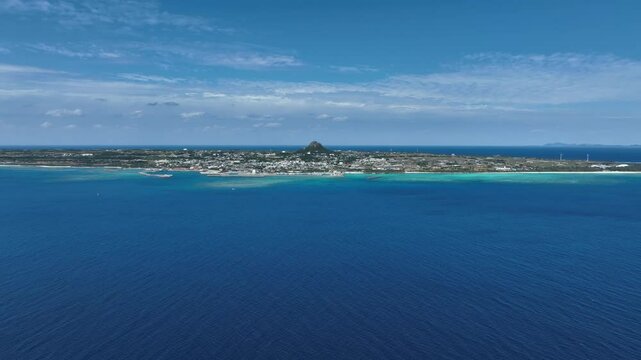 水納島から望む伊江島たっちゅうと沖縄ブルーの絶景