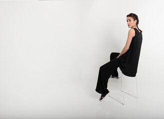 Jeune femme assise sur tabouret