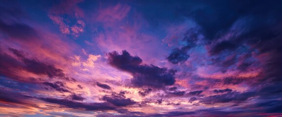 Fototapeta premium Vibrant Evening Sky Dramatic Clouds Painted with Shades of Purple, Pink, and Deep Blue Hues