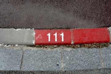 Marquage avec un chiffre sur un trottoir