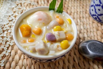 Glutinous Rice Balls with Coconut Milk,Thai callwd Bualoy