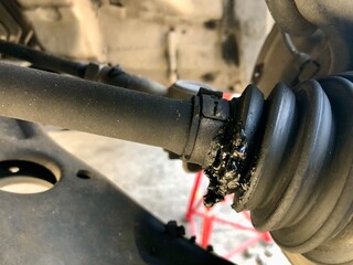 破れてグリスが漏れているドライブシャフトブーツ