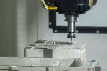 The CNC milling machine finish cut the aluminum housing parts with flat nose end mill tool.