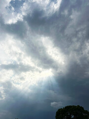 雨雲から放つ光