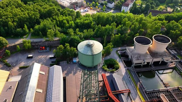 Draufsicht Wasserturm einer stillgelegten Fabrik als Landmarke einer vergangenen Zeit im Ruhrgebiet	