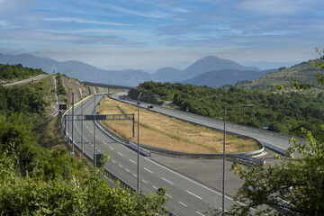 Viaduc et autoroute au Montenegro 