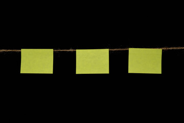 Cuerda con tarjetas adhesivas verde sobre fondo negro
