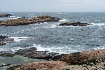 Schwedische Schärenküste im Naturreservat Tjurpannan (Bohuslän) im Sturm
