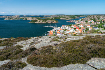Blick auf Fjällbacka (Schweden) vom Vetteberget