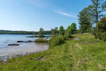 Am See Råvarp bei Tisselskog Högsbyn finden sich zahlreiche bronzezeitliche Felszeichnungen.