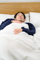 布団の中で静かに目を閉じる女性が安らかな気持ちで朝を迎える瞬間