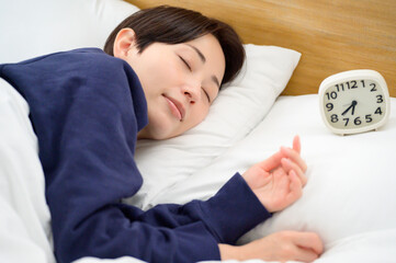 目覚め前のまどろみに包まれた女性の穏やかな表情