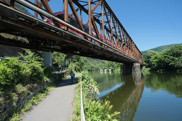 Eisenbahnbrücke über die Lahn bei Lahnstein an der Bahnstrecke von Koblenz nach Limburg mit Radweg - Stockfoto 