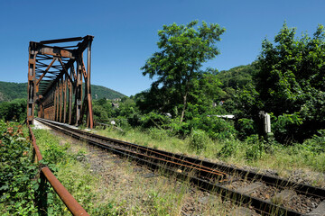 Eisenbahnbrücke über die Lahn bei Lahnstein an der Bahnstrecke von Koblenz nach Limburg - Stockfoto 