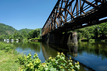Eisenbahnbrücke über die Lahn bei Lahnstein an der Bahnstrecke von Koblenz nach Limburg - Stockfoto 