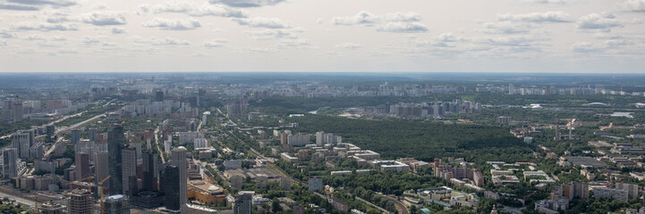 Obraz premium View of Moscow Skyline Showcasing Urban Landscape and Green Areas on a Clear Day