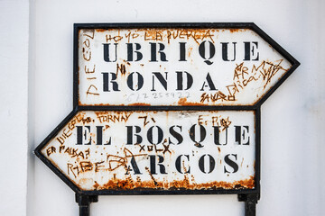 Old and rusty road signs in Grazalema, Cádiz directing to nearby towns © Felipe Rodríguez