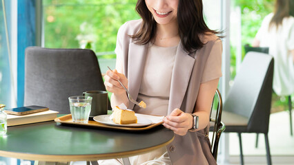 カフェでケーキを食べる女性
