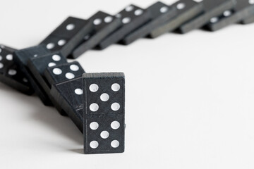 Tessere nere del domino cadute