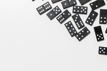 Tessere nere del domino su superficie bianca