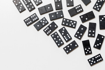 Tessere nere del domino su superficie bianca
