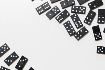 Tessere nere del domino su superficie bianca